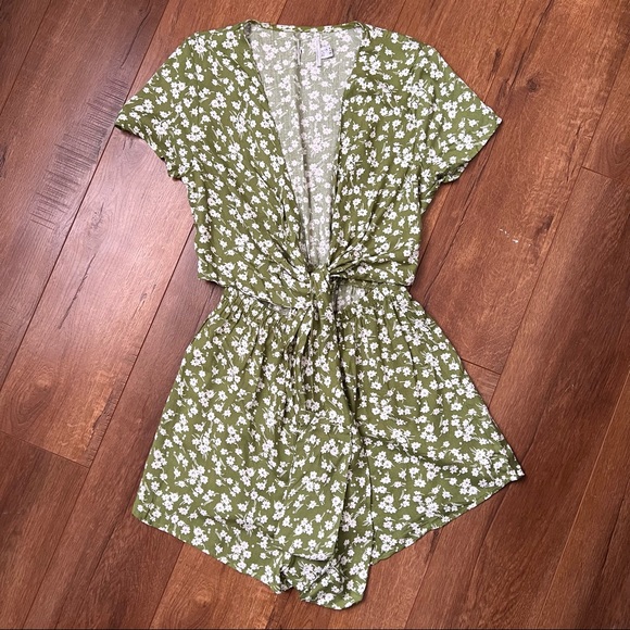 Princess Polly RAGNAR TIE FRONT ROMPER GREEN FLORAL Size 4 Brand New Without Tag - Picture 5 of 8